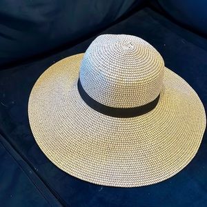 NWT Main Character Aritzia Raven Hat Black and White. S/M